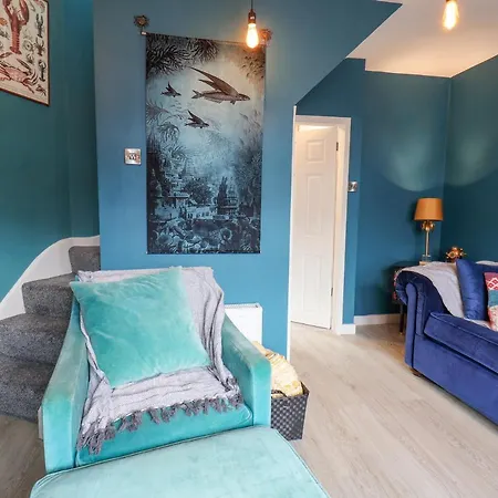 The Little Corner House Отель Уитби